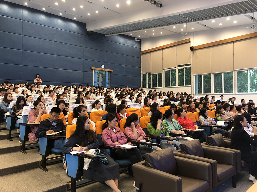 协会举行税收风险主题培训并为新会员单位授牌